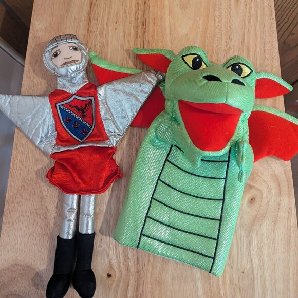 FAO Schwarz Toys R Us Fairytale Knight & Dragon Hand Puppets - Picture 2 of 6